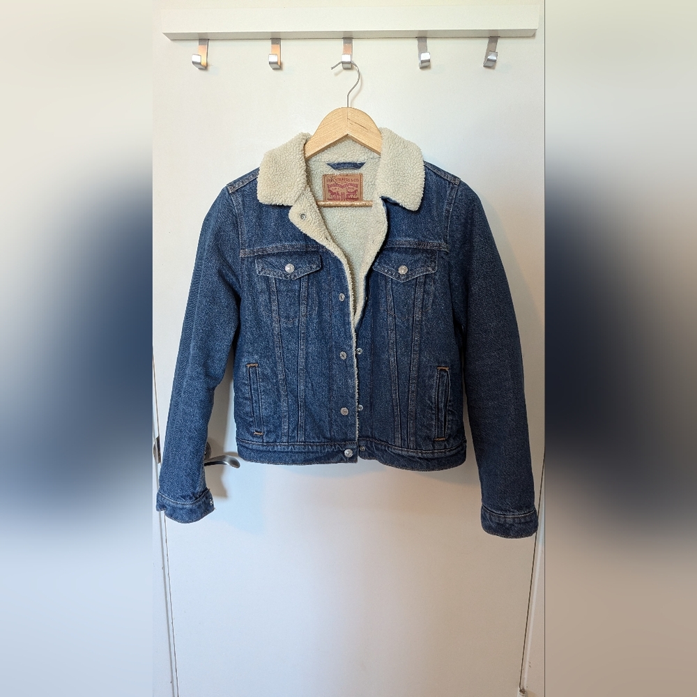 💫Sold💫Levi's Sherpa Lined Jacket